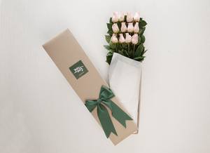 12 Pastel Pink Roses Gift Box & Champagne