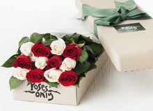 12 Mixed Red & White Roses Gift Box (ROA08-012)