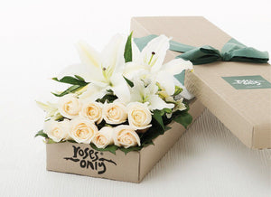 4 LILIES AND 8 WHITE CREAM ROSES GIFT BOX